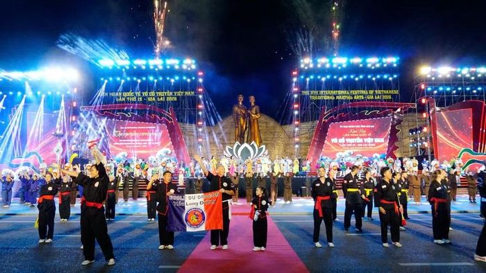  Tiết mục "Thịnh vượng Việt Nam sáng ngời" quy tụ các ca sĩ, diễn viên, võ sư, võ sinh và các đoàn võ thuật quốc tế đã khép lại đêm khai mạc. Ảnh: H.V 