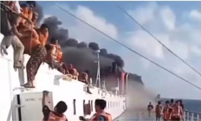  Hình ảnh được cho là các hành khách sơ tán khi ngọn lửa lan rộng trên phà Mutiara Sentosa 2 trong vụ cháy ngoài khơi đảo Madura, Indonesia ngày 2-8. Ảnh: X 