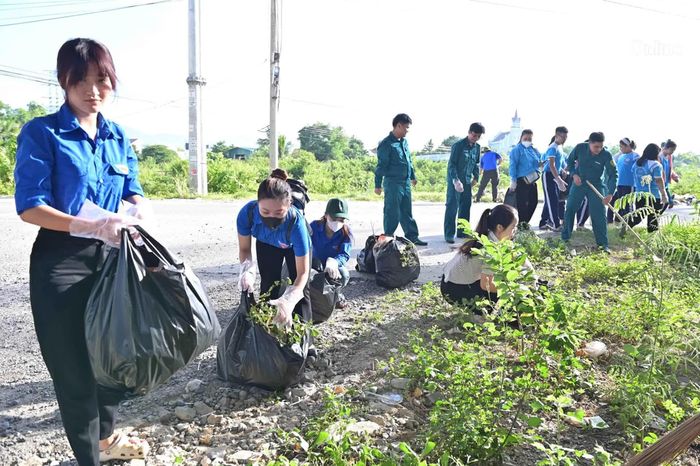 Hoạt động vệ sinh môi trường sẽ được tổ chức trong 30 ngày. Trong đó, triển khai 4 ngày cao điểm đồng loạt ra quân trên toàn phường.