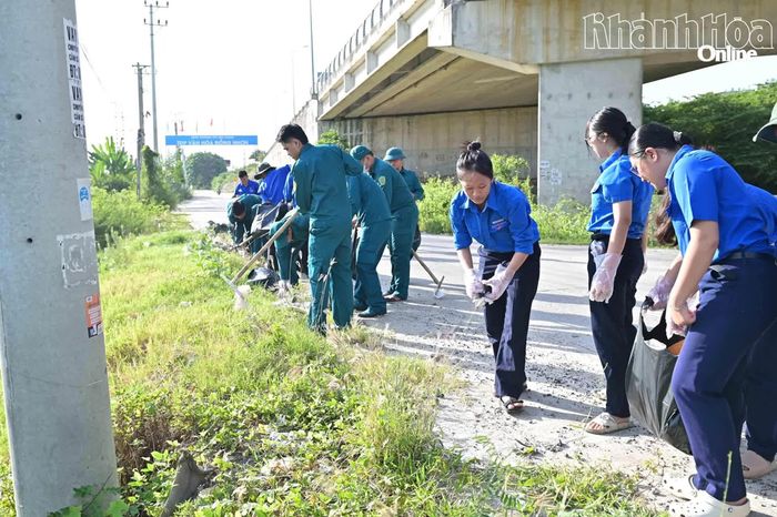 Phát quang cỏ, bụi rậm dọc tuyến đường dân sinh.