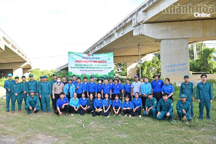 Đoàn viên, thanh niên cùng các lực lượng ra quân vệ sinh môi trường tại Tổ dân phố Đồng Nhơn.