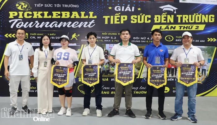 Ban tổ chức trao cờ lưu niệm cảm ơn các nhà tài trợ.