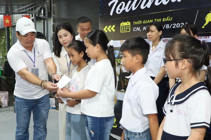 Ban tổ chức trao học bổng cho học sinh có hoàn cảnh khó khăn khu vực Nha Trang.
