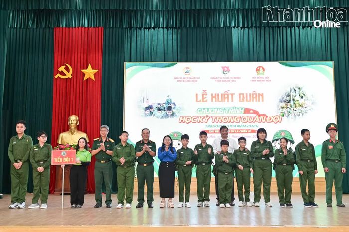 Các tiểu đội chụp hình lưu niệm với các đại biểu.