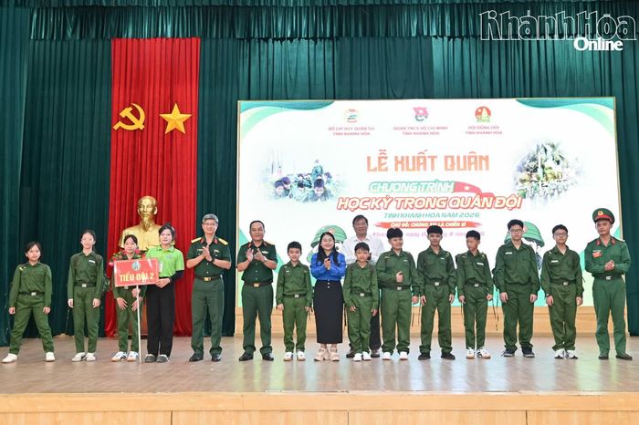 Các tiểu đội chụp hình lưu niệm với các đại biểu.