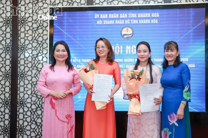 Lãnh đạo Hội Doanh nhân nữ tỉnh Khánh Hòa trao quyết định thành lập Chi hội Doanh nhân nữ phía Nam tỉnh Khánh Hòa.