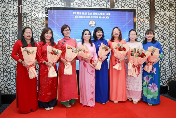 Các thành viên Ban Thường vụ Hội Doanh nhân nữ tỉnh Khánh Hòa mới được kiện toàn.