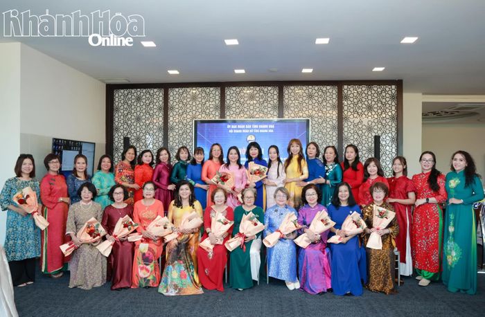 Thành viên Hội Doanh nhân nữ tỉnh Khánh Hòa tham dự hội nghị chụp hình lưu niệm.