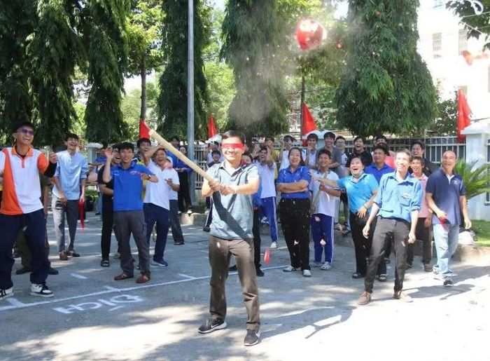 Thi bịt mắt đập heo đất tại ngày hội.