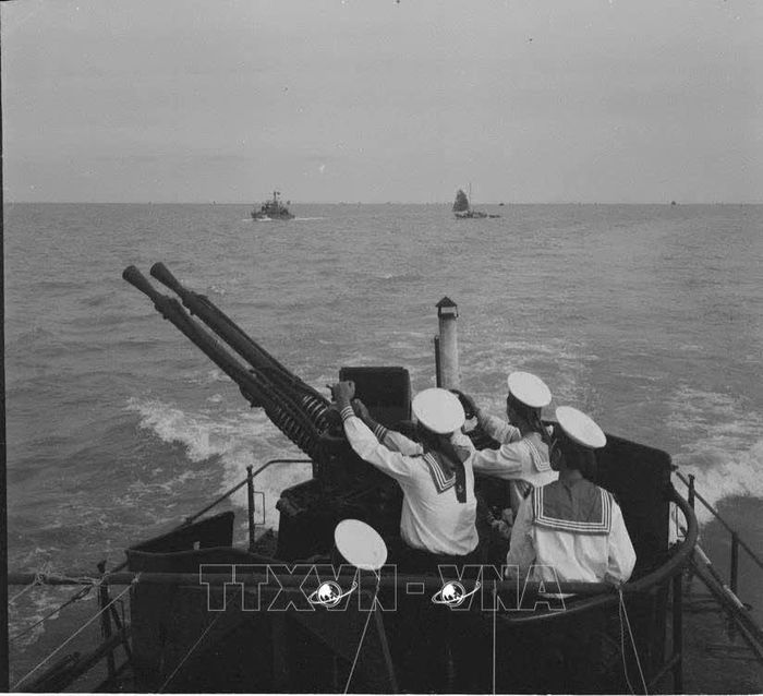 Cán bộ, chiến sĩ Hải quân đánh trả máy bay Mỹ trong Chiến thắng trận đầu ngày 2 và 5-8-1964. Ảnh: Nguyễn Thụ/TTXVN