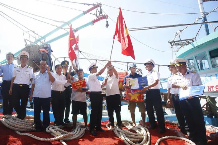 Cán bộ, chiến sĩ Vùng 4 Hải quân hỗ trợ ngư dân, góp phần xây dựng “thế trận lòng dân” vững chắc trên biển.