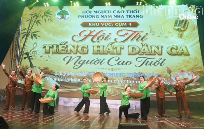 Tiết mục "Cùng chung tiếng hát" do đội thi phường Nam Nha Trang biểu diễn.