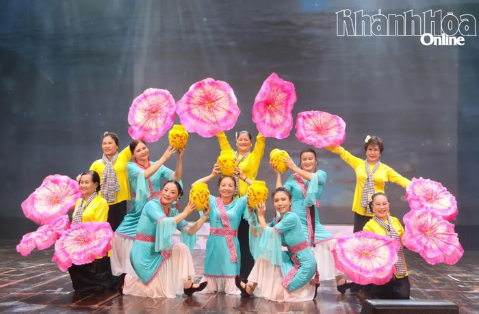 Tiết mục của đội thi phường Nha Trang được dàn dựng công phu.