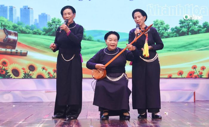 Tiết mục tam ca "Niềm vui của ngưởi cao tuổi" do đội thi xã Khánh Vĩnh biểu diễn.