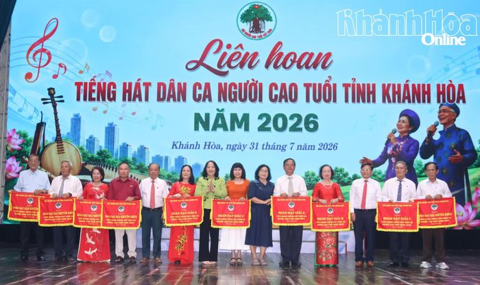 Ban tổ chức trao giải cho các đội thi đạt giải tại liên hoan.