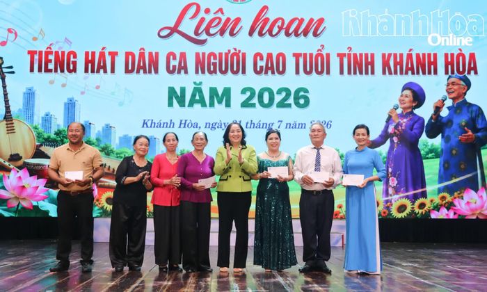 Ban tổ chức trao giải cho các tiết mục xuất sắc nhất ở các thể loại.