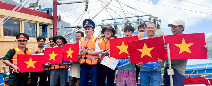 Đoàn công tác tặng cờ Tổ quốc và quà cho ngư dân.