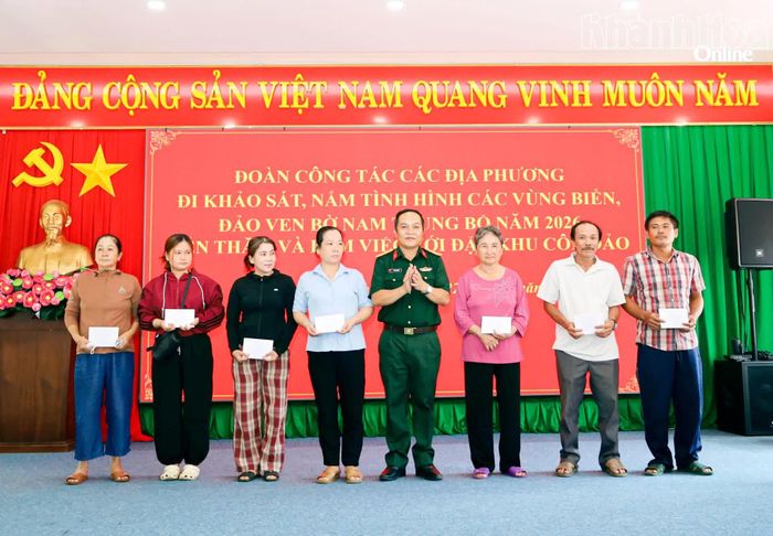 Đại diện đoàn đại biểu tỉnh Khánh Hòa tặng quà cho các gia đình chính sách tại đặc khu Côn Đảo.