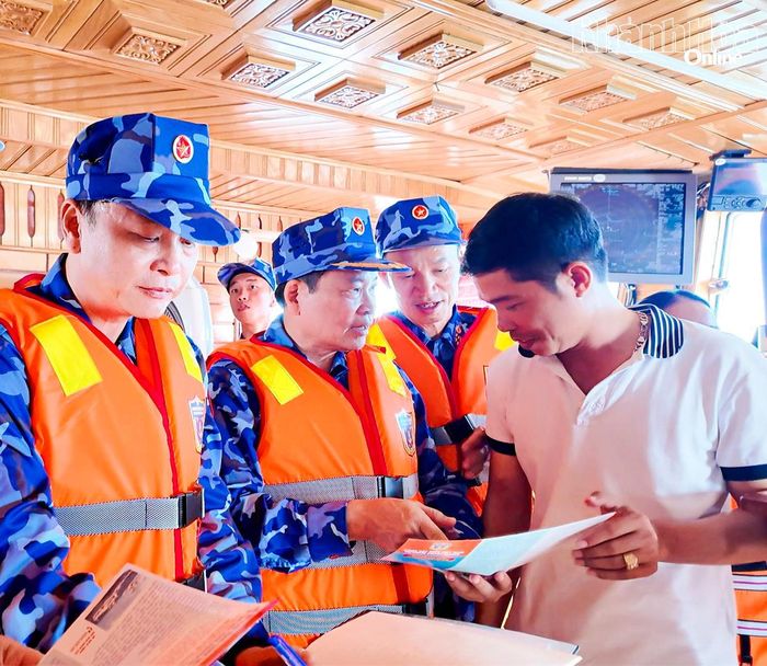 Đoàn công tác kiểm tra tàu hàng hoạt động trên vùng biển khảo sát.