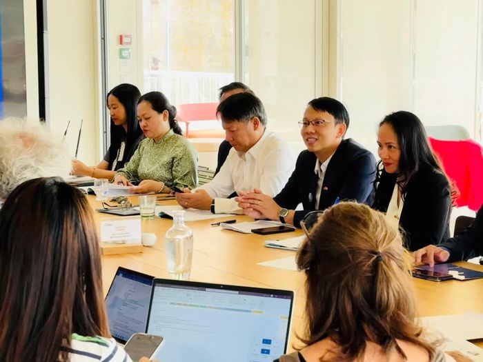Phó Chủ tịch UBND tỉnh Nguyễn Thanh Hà và các thành viên đoàn công tác tỉnh Khánh Hòa làm việc với lãnh đạo Công ty SELLOR. 