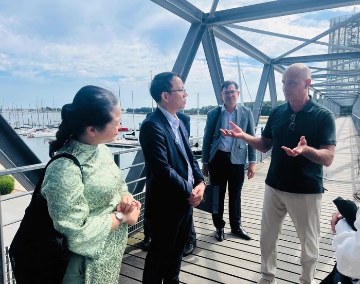 Đồng chí Nguyễn Thanh Hà trao đổi với lãnh đạo Công ty SELLOR về cách tổ chức các giải đua thuyền buồm. 