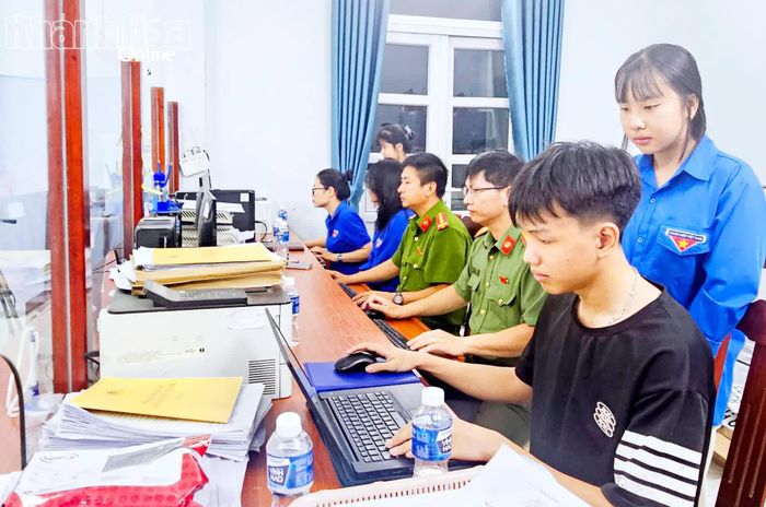 Đoàn viên, thanh niên xã Phước Hữu hỗ trợ lực lượng công an đối soát dữ liệu dân cư, phục vụ công tác làm sạch dữ liệu đất đai.