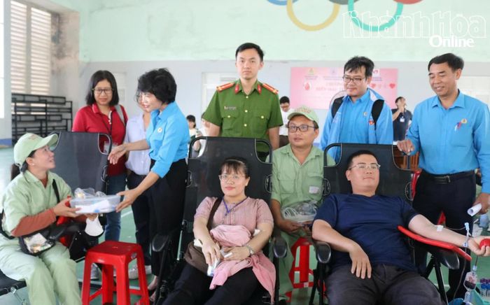 Đoàn viên, người lao động tham gia hiến máu tình nguyện.