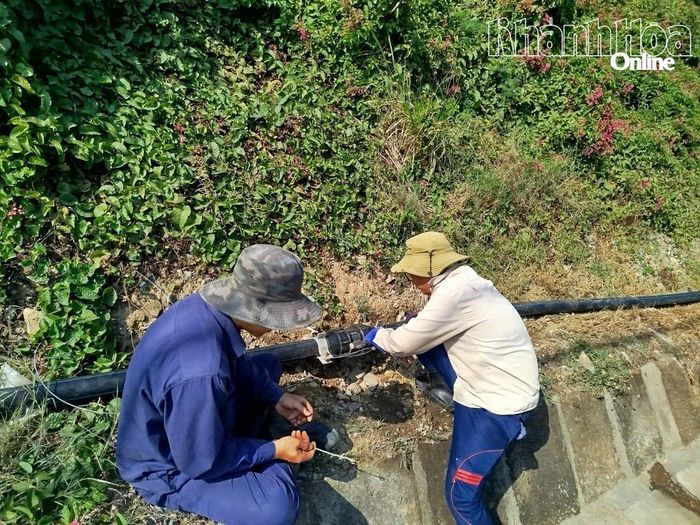 Công nhân khắc phục sự cố đường ống từ Trạm xử lý nước rỉ rác Lương Hòa bị bung mối tháng 2-2026.