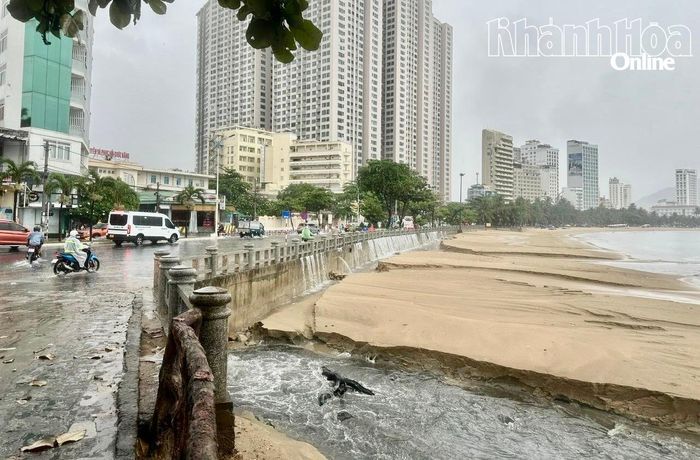 Các cửa xả tuyến đường Phạm Văn Đồng sau trận mưa lớn vào tháng 5-2026.