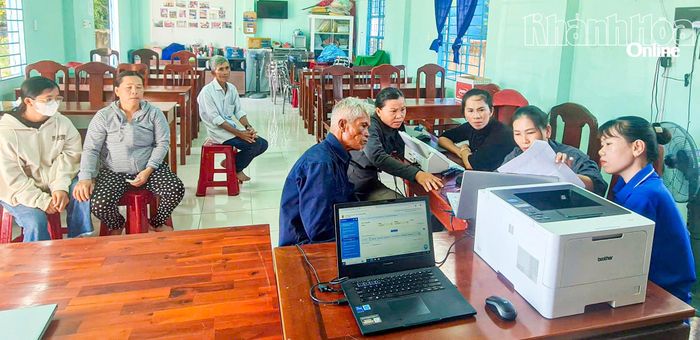 Giải quyết thủ tục hành chính cho người dân Tổ dân phố Nha Hố.