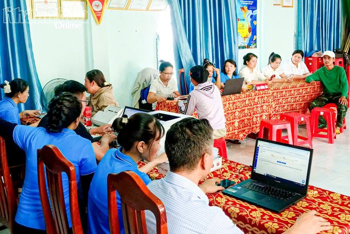 Giải quyết thủ tục hành chính cho người dân tại Tổ dân phố Núi Ngỗng.