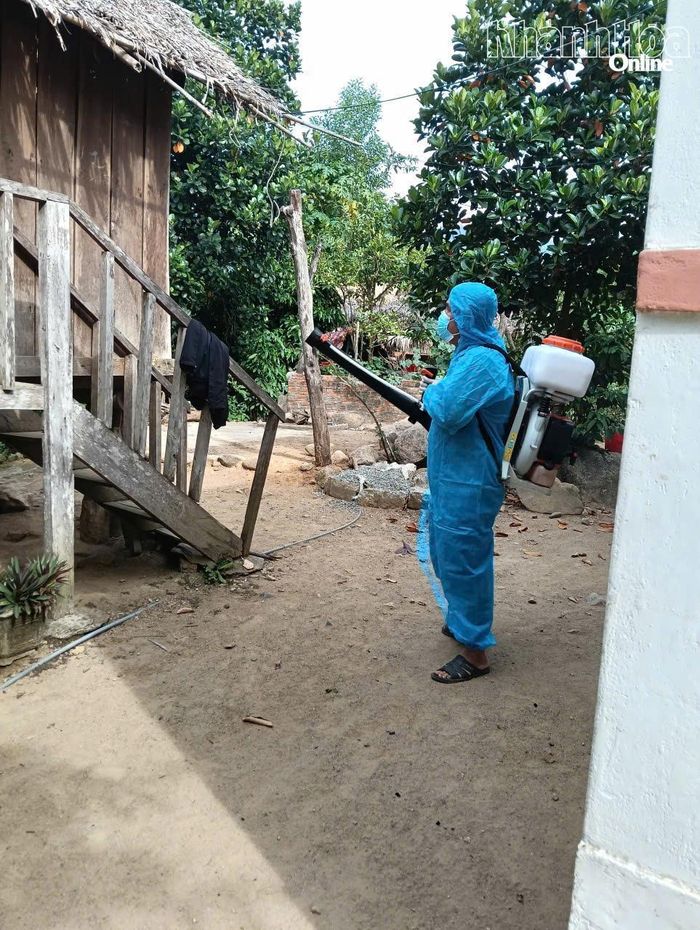 Cán bộ y tế phun hóa chất diệt muỗi tại xã Tây Khánh Vĩnh.