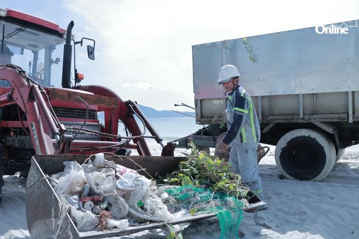 Công nhân thu gom rác ở bãi biển Dốc Lết.