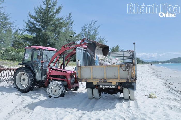 Xe thu gom, vận chuyển rác ở bãi biển Dốc Lết.