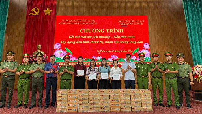 Đoàn công tác trao kinh phí hỗ trợ và nhu yếu phẩm cho các trường học.