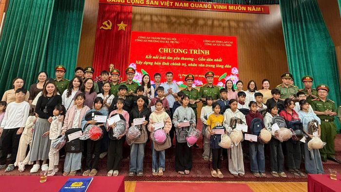 Đoàn công tác trao quà cho học sinh có hoàn cảnh khó khăn.