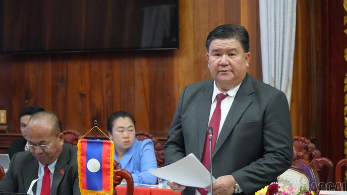 Đồng chí Đuông-ta Xai-vút - Phó Bí thư Tỉnh ủy, Chủ tịch Ủy ban chính quyền tỉnh Xay Nhạ Bu Ly phát biểu tại cuộc hội đàm.