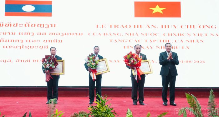 05 cá nhân của tỉnh Xay Nha Bu Ly được nhận Huân chương Độc lập, Huân chương Lao động của Chủ tịch nước Cộng hòa xã hội chủ nghĩa Việt Nam.