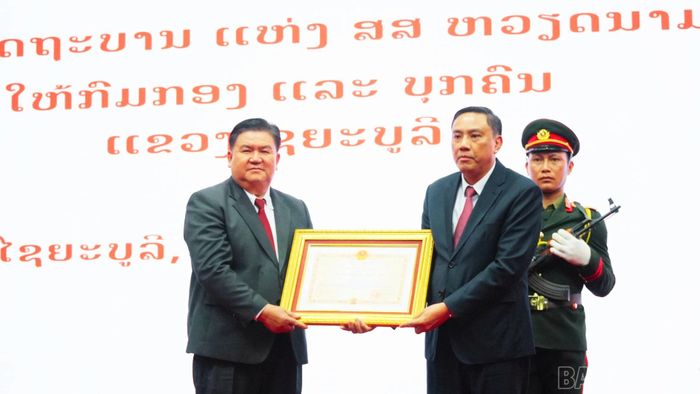 Thừa ủy quyền của Chủ tịch nước Cộng hòa xã hội chủ nghĩa Việt Nam, đồng chí Hoàng Giang trao Huân chương Độc lập hạng Nhì tặng tỉnh Xay Nhạ Bu Ly.