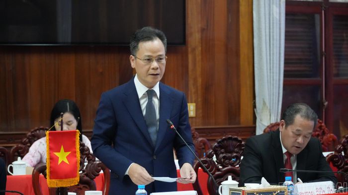 Lãnh đạo UBND tỉnh Lào Cai phát biểu tại cuộc hội đàm.