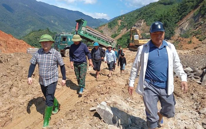 Lãnh đạo xã Nậm Có kiểm tra thực địa tiến độ thi công trên tuyến đường kết nối với nút giao IC 15 (cao tốc Nội Bài - Lào Cai) đoạn qua địa bàn xã.
