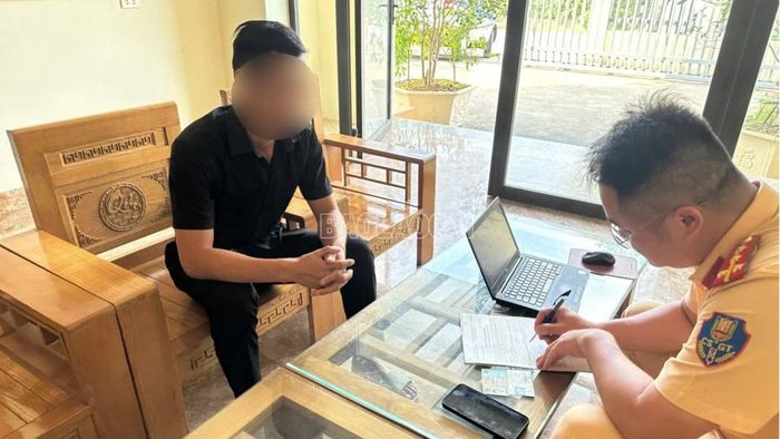 Lực lượng cảnh sát giao thông lập biên bản xử lý vi phạm đối với người điều khiển phương tiện.