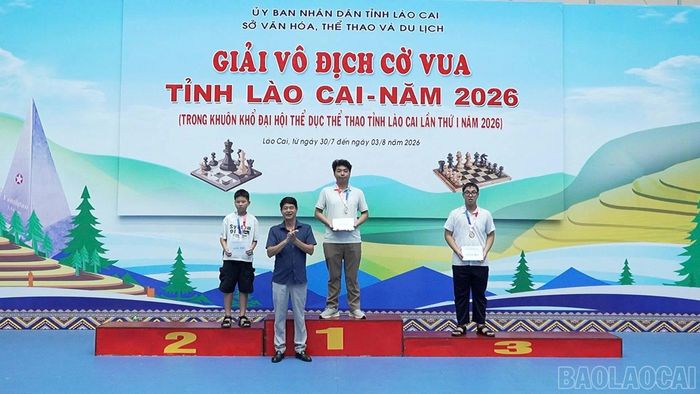 Kỳ thủ Hoàng Minh Đức (Sở GD&ĐT) giành giải Nhất nội dung cờ tiêu chuẩn cá nhân nam; giải Nhì thuộc về Đặng Thái Phong (phường Cam Đường), giải Ba thuộc về Quách Trung Hiếu (Sở GD&ĐT).