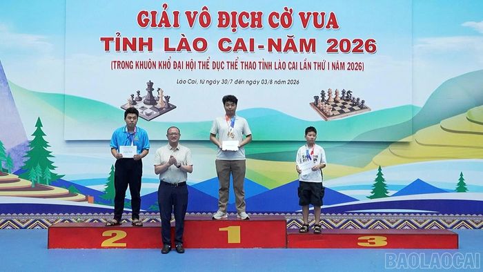 Ban tổ chức trao giải nội dung cờ nhanh cá nhân nam cho các kỳ thủ: Hoàng Minh Đức (giải Nhất, Sở GD&ĐT), Ngô Ngọc Quý (giải Nhì, CLB Fansipan) và Đặng Thái Phong (giải Ba, phường Cam Đường).