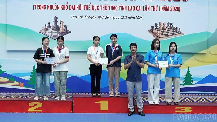 Ban tổ chức trao giải nội dung đồng đội nữ cho các đội đạt thành tích cao: Cụm liên phường Yên Bái (giải Nhất), phường Cam Đường (giải Nhì) và Liên đoàn Cờ Lào Cai (giải Ba).
