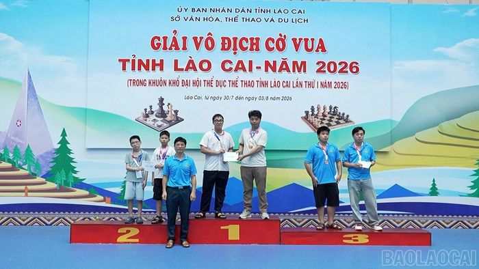 Ban Tổ chức trao giải nội dung đồng đội nam cho các đội đạt thành tích cao: Sở GD&ĐT (giải Nhất), phường Cam Đường (giải Nhì) và Liên đoàn Cờ Lào Cai (giải Ba).