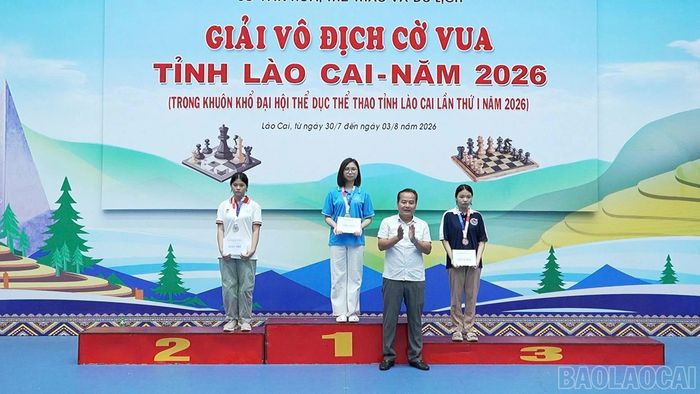 Kỳ thủ Đỗ Nhật Quyên (Liên đoàn Cờ Lào Cai) giành giải Nhất nội dung cờ nhanh cá nhân nữ; giải Nhì thuộc về Ngô Hà Trang (phường Cam Đường), giải Ba thuộc về Lục Kim Giao (phường Yên Bái).