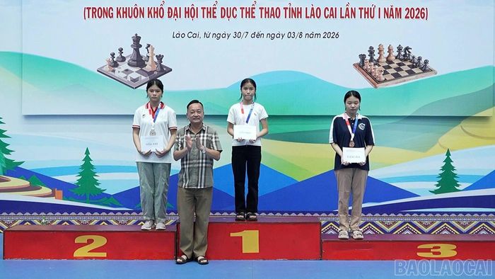 Ban tổ chức trao giải nội dung cờ tiêu chuẩn cá nhân nữ cho các kỳ thủ: Trần Phương Ly (giải Nhất, Cụm liên phường Yên Bái), Ngô Hà Trang (giải Nhì, phường Cam Đường) và Lục Kim Giao (giải Ba, Cụm liên phường Yên Bái).