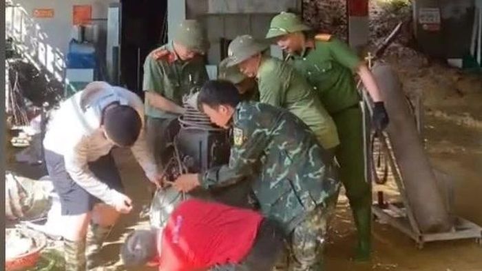 Các lực lượng khẩn trương hỗ trợ người dân di chuyển tài sản.