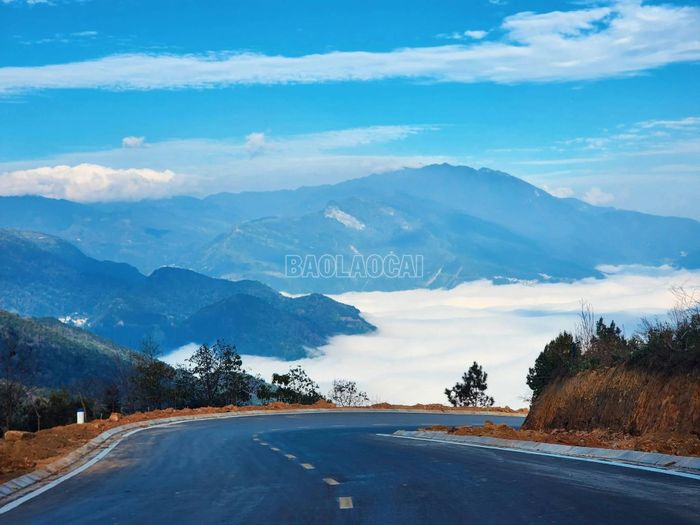 Mỗi khúc cua mở ra một góc nhìn mới, đôi khi, tuyến đường len giữa biển mây trắng bồng bềnh, khiến hành trình khám phá Y Tý trở thành trải nghiệm đáng nhớ đối với du khách và những người yêu nhiếp ảnh.